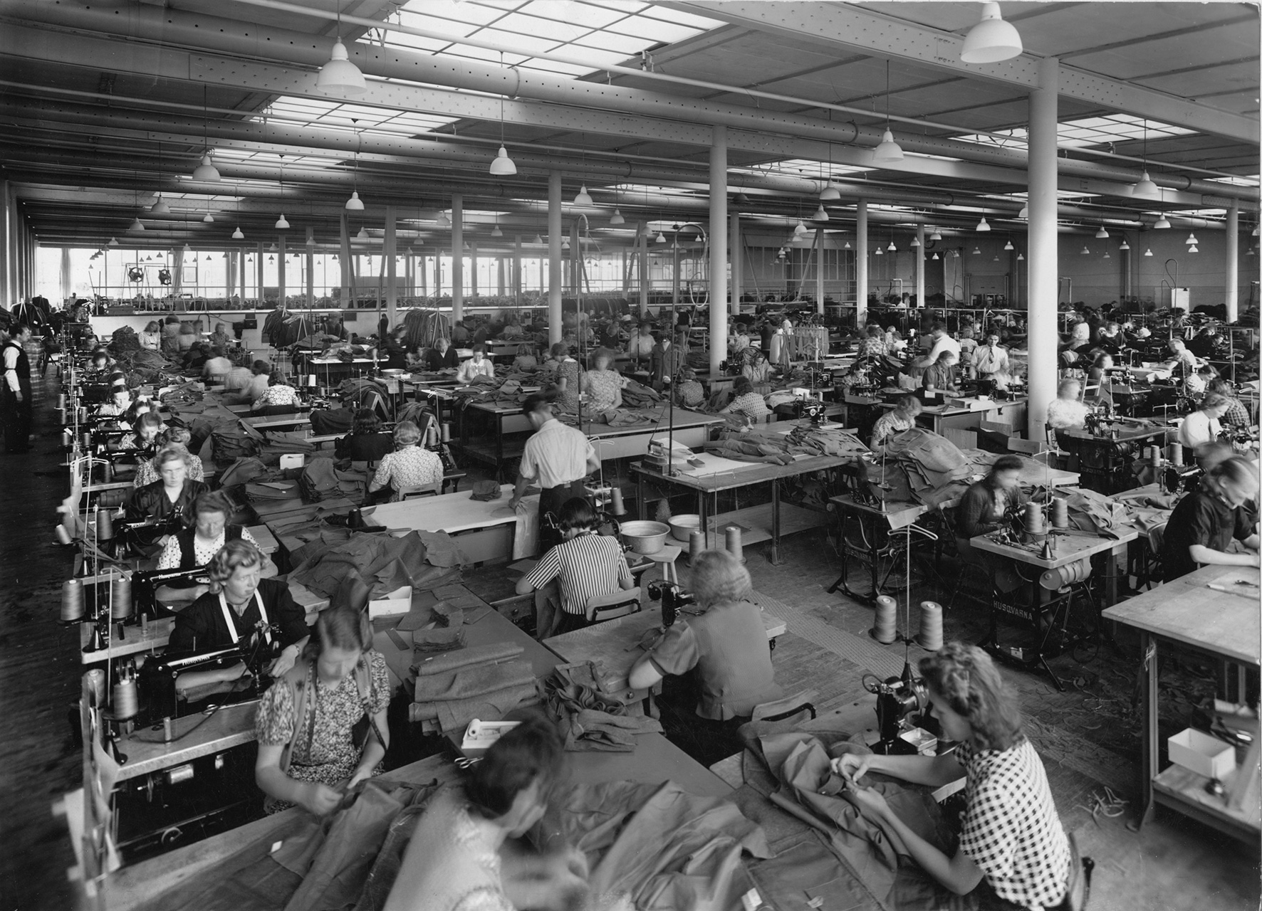 La machine à coudre - Atelier de confection Junex - 1946