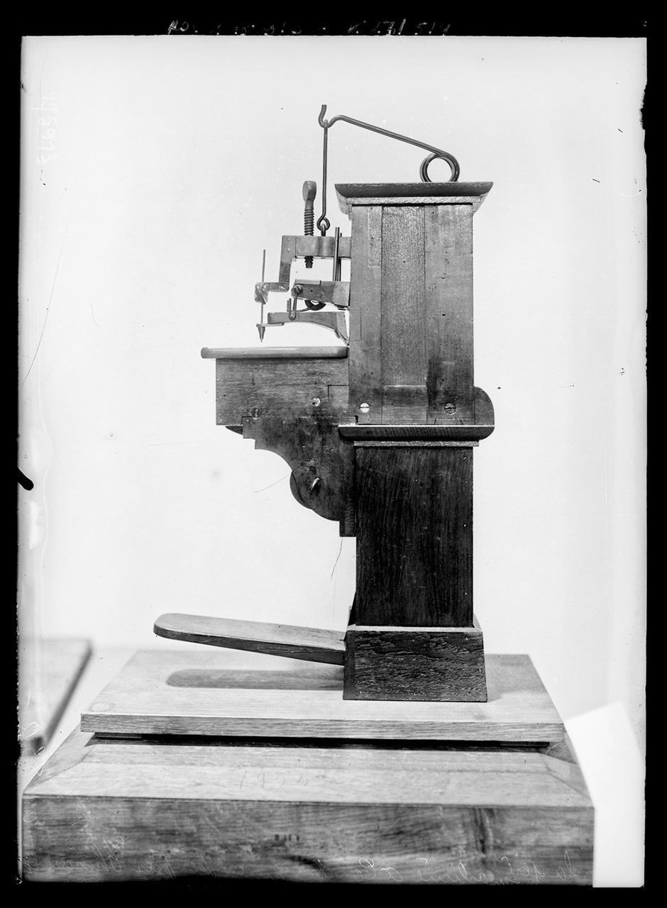 Machine à coudre de Barthélemy Thimonnier - 1830