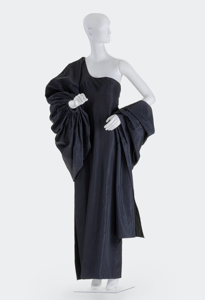 Robe de soirée noire avec une large ceinture - Madame Grès - Automne/Hiver 1976 - 
Faille d'acétate noire
@Staatliche Museen zu Berlin, Kunstgewerbemuseum / Stephan Klonk
