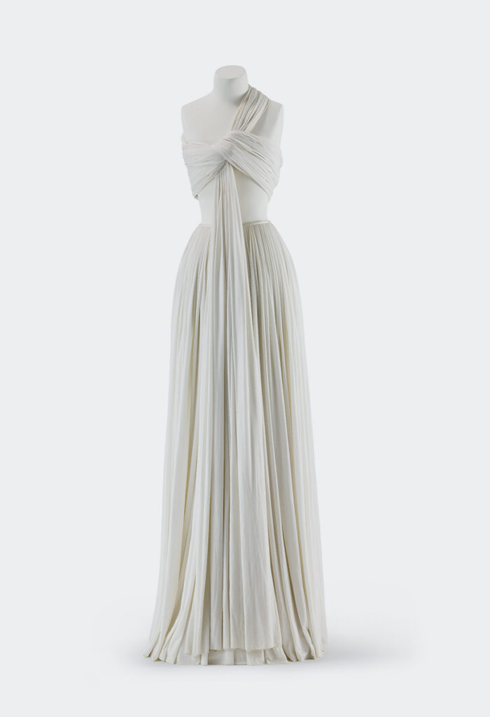 Robe du soir plissée Madame Grès - après 1973
Jersey simple blanc pur, mélange viscose-synthétique.
@Staatliche Museen zu Berlin, Kunstgewerbemuseum / Stephan Klonk