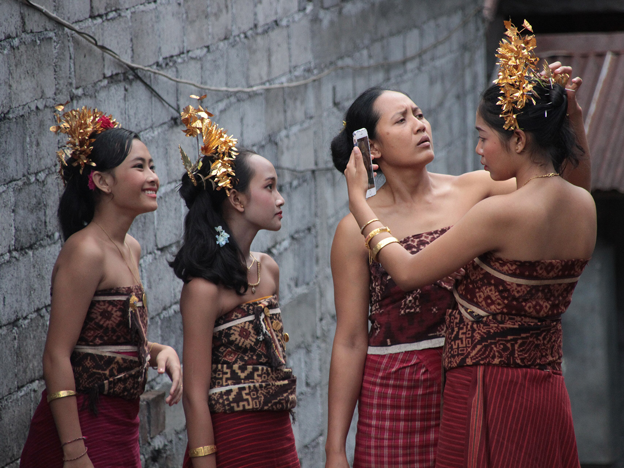 Jeunes filles du village de Tenganan (Bali), portant le tissu traditionnel gringsing - 2019 - Photo Kresnanta.