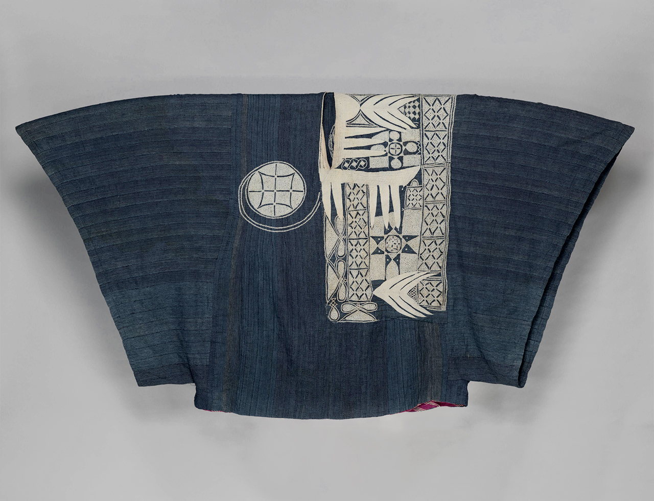 Tunique de prestige (Riga, style Hausa ou Nupe), fils teints à l’indigo avant tissage. Coton, soie et indigo
Fin du XIXème siècle.
@The Cleveland Museum of Art