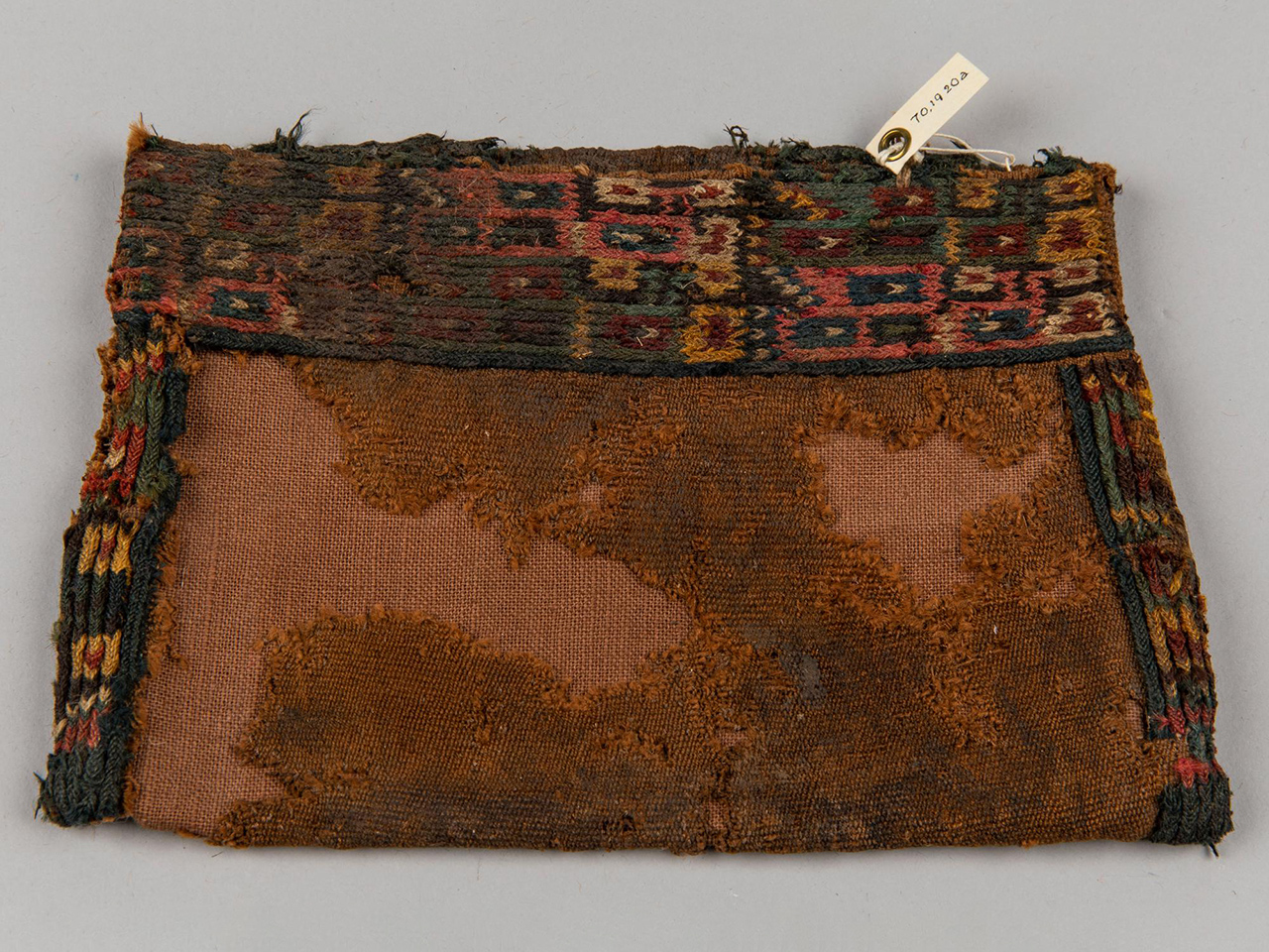 Sac en fibres d'alpaga pour le tissu du sac et d'alpaga et de vigogne pour la broderie. 1970, Bolivie. @Museum of World Culture, Sweden