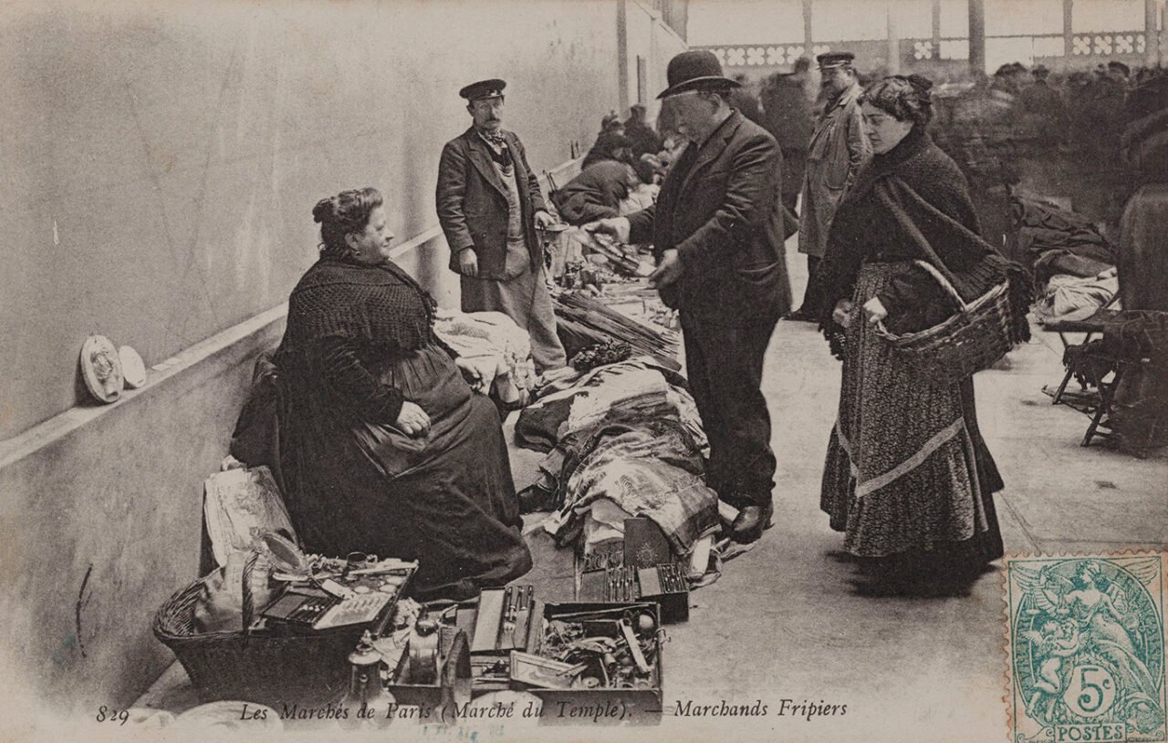 Carte postale - Les Marchés de Paris (Marché du Temple). - Marchands Fripiers, Neurdein Frères, 1905
@Musée Carnavalet