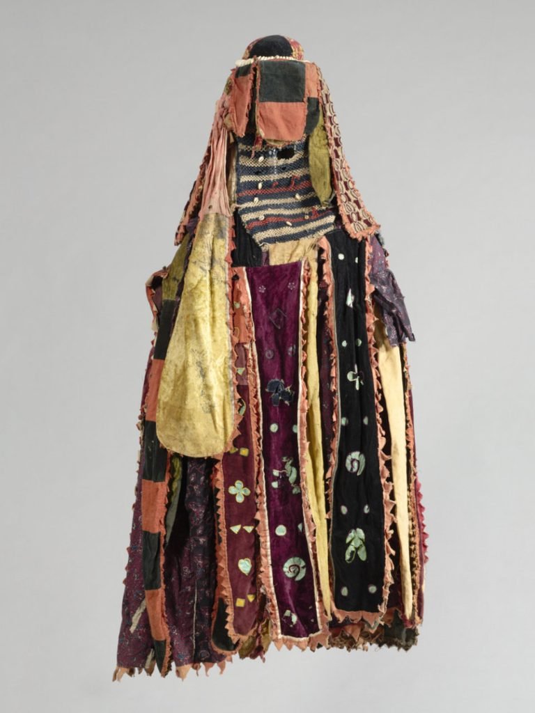 Costume de danse masquée (mascarade) Egúngún, années 1900,
Yoruba, Nigeria,
coton, velours, flannel, cuir, bois, cauris, métal
152.4 x 58.4 x 40.6 cm
@Cleveland Museum of Art - 
Cadeau de Katherine C. White