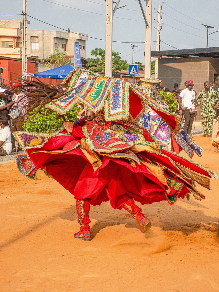Egungun ou la puissance cachée du tissu - Danseur Egungun,
Festival Vodun Days, Janvier 2026