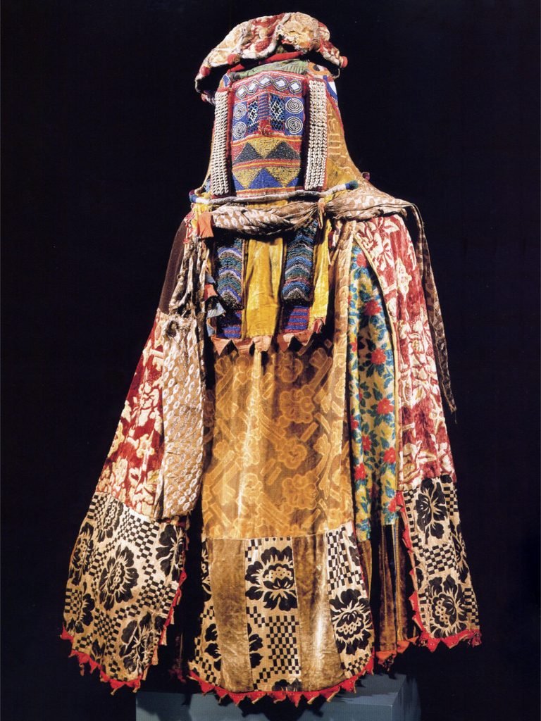 Costume de danse masquée Egungun, Nigeria
Oyo, nord-ouest du pays Yoruba, 
Perles, tissu, fibres, coquillages, fil métallique, cauris, Photographe Judy Cooper, 1996 Courtesy of NOMA