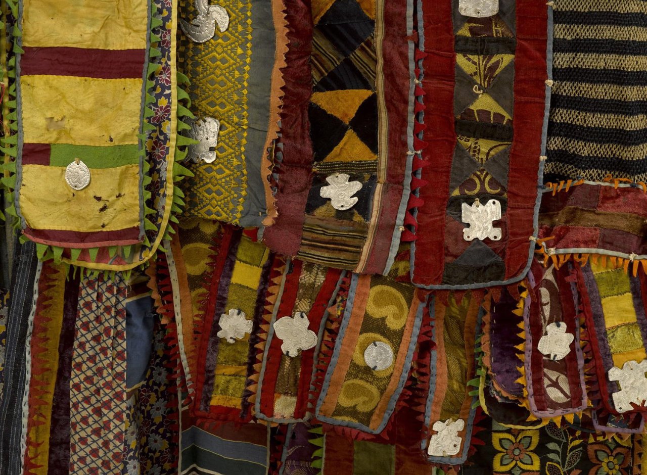 Yorùbá. Paka Egúngún (Costume de danse), datation 1920–1948.  Coton, laine, bois, soie, textiles synthétiques indigo et aluminum. 139.7 x 15.2 x 160 cm. @Brooklyn Museum, Cadeau de Sam de Hilu